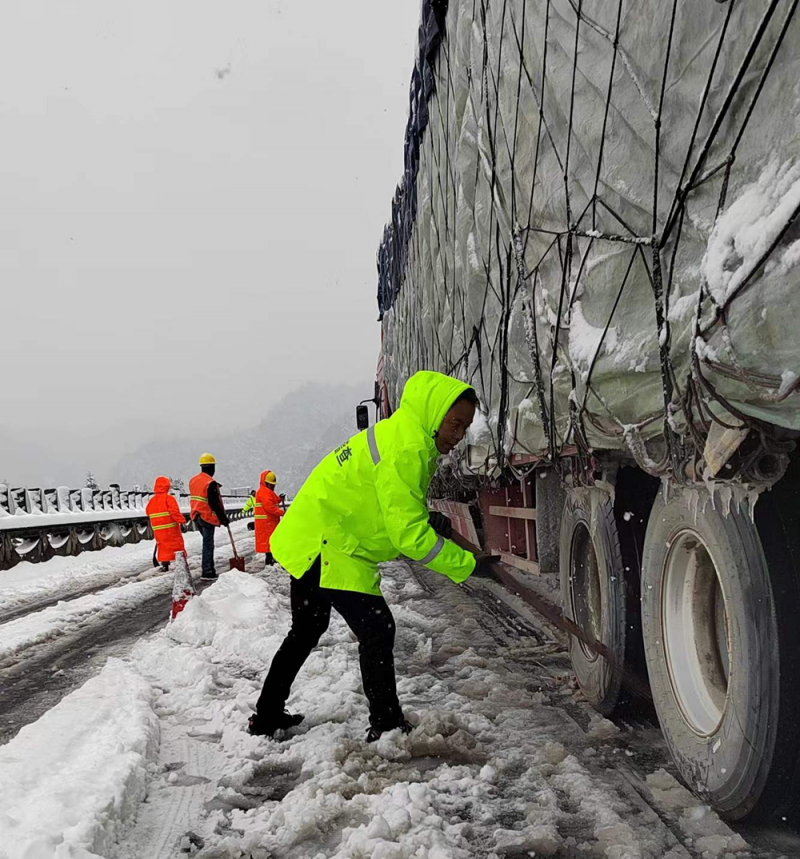 除冰融雪 援救受困车辆（谭科夫摄）