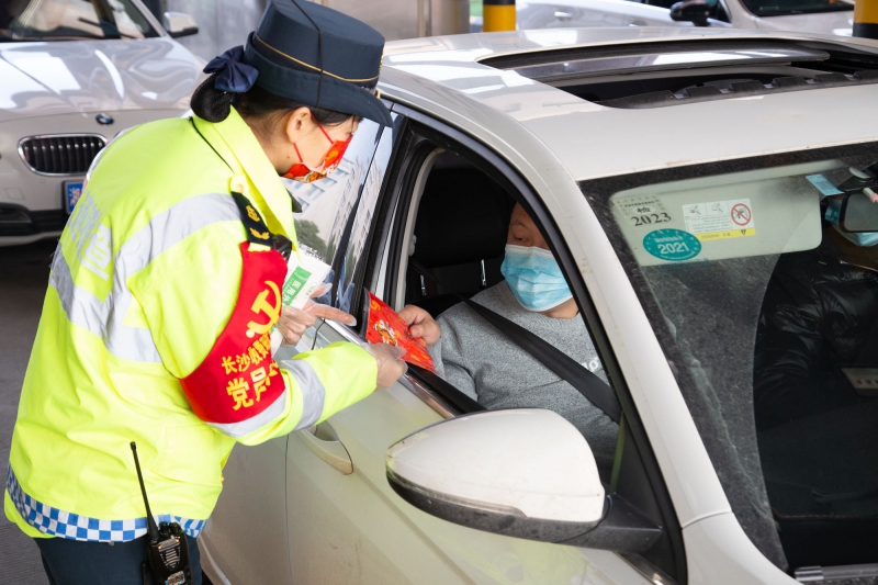 长沙收费站自愿者向乘客赠送中国红口罩  （周全摄）