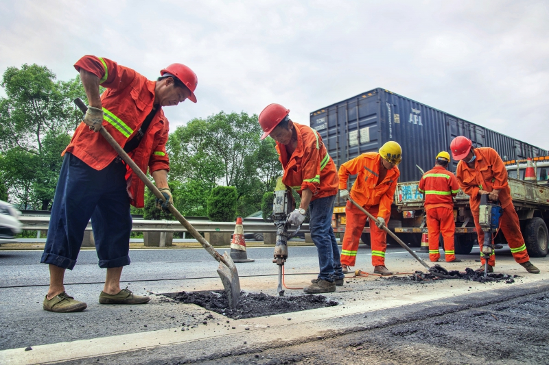 工地协奏曲，，，，，，，长沙分公司抢建路面坑槽